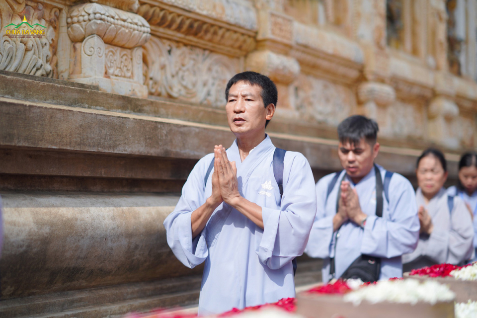 Các Phật tử viếng thăm nơi Đức Phật thành đạo