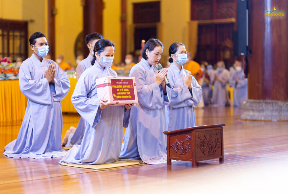Đại diện các Phật tử trong CLB Cúc Vàng cùng nhân dân thập phương đã dâng phẩm vật cúng dường đàn chẩn tế tháng 9/Nhâm Dần