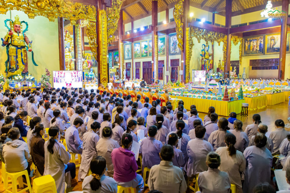 Các Phật tử và nhân dân thập phương tham dự buổi lễ tại chùa Ba Vàng