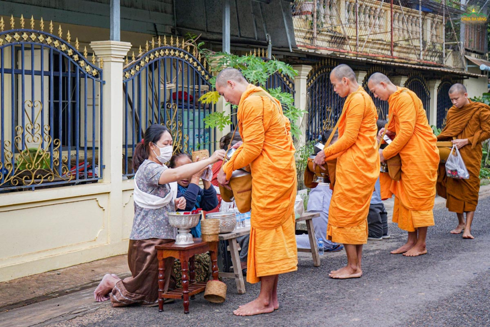 Chư Tăng đón nhận sự thành kính cúng dường của các tín chủ trên đất nước Lào