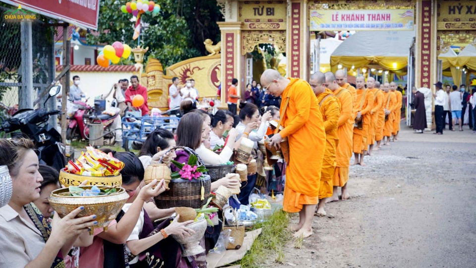 Đông đảo nhân dân, Phật tử Lào đã chuẩn bị vật thực trước cổng chùa Trang Nghiêm để dâng vật phẩm đặt bát cúng dường Sư Phụ và chư Tăng