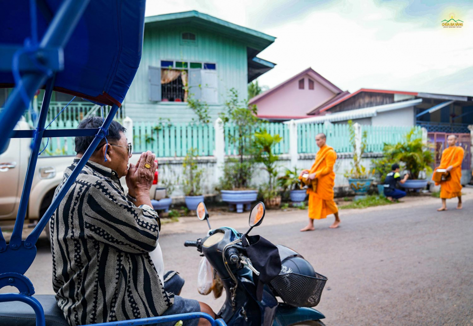 Người dân Lào chắp tay cung kính khi nhìn thấy Tăng đoàn trang nghiêm khất thực