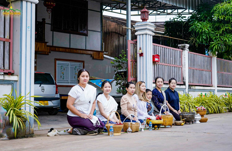 Nhân dân, Phật tử nước Lào chuẩn bị vật thực cúng dường chư Tăng sáng nay