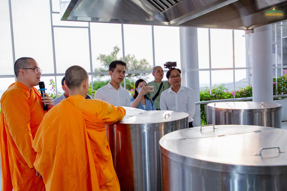 Các chuyên gia tham quan khu vực bếp mới tại chùa Ba Vàng