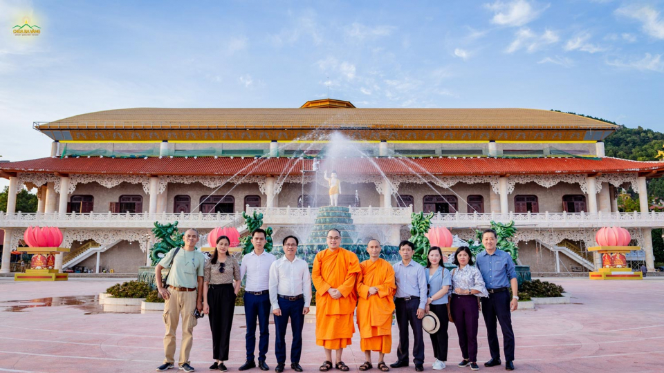 Vừa qua, Phòng Văn hóa TP. Uông Bí cùng các chuyên gia của Trung tâm Nghiên cứu Phát triển Du lịch Việt đã có chuyến về tham quan và khảo sát thực tế tại chùa Ba Vàng