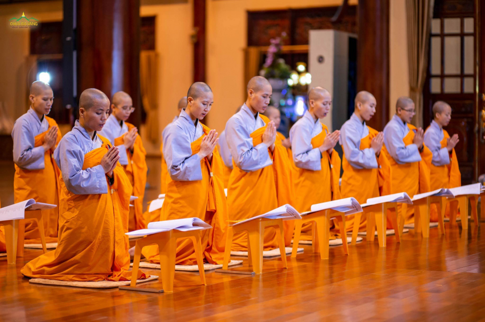Chư Ni chùa Ba Vàng tu tập kỷ niệm ngày Đức Phật thành đạo