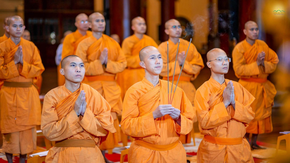Chư Tăng dâng hương tác lễ tụng kinh trong chương trình tu tập kỷ niệm ngày Đức Phật thành đạo