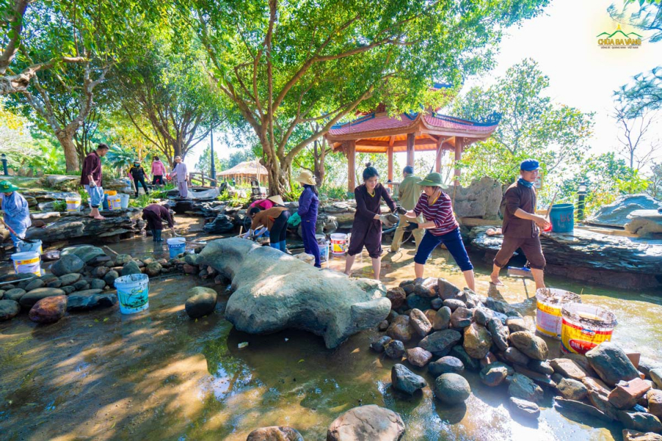 Tại vườn Bồ Đề chùa Ba Vàng, các Phật tử cùng nhau làm dọn vệ sinh khu vực suối trong vườn Bồ Đề