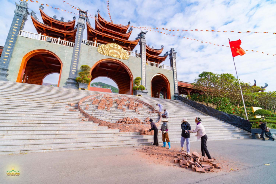 Các Phật tử trang trí tiểu cảnh Tết khu vực cổng Tam Quan