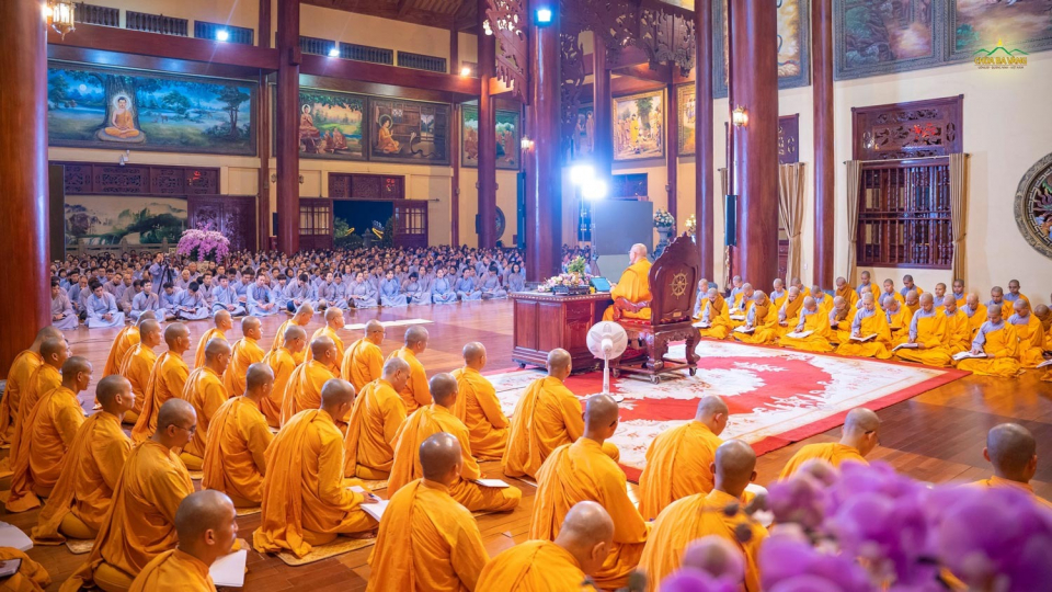 Chư Tăng Ni, Phật tử trang nghiêm tham gia buổi thính Pháp cuối cùng của năm Nhâm Dần
