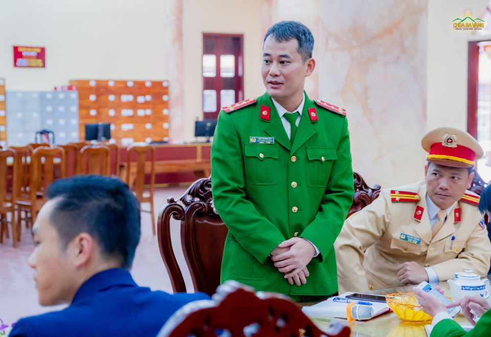 Đại diện công an phường trình bày ý kiến về công tác an ninh ở chùa Ba Vàng trong dịp Tết