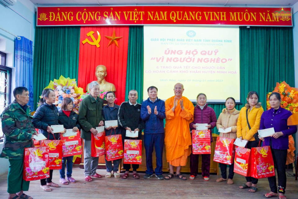 Các hộ gia đình có hoàn cảnh đặc biệt khó khăn đón nhận những phần quà Tết ý nghĩa từ Ban Trị sự GHPGVN huyện Minh Hóa