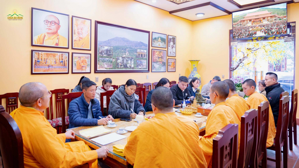 Sư Phụ Thích Trúc Thái Minh cùng chư Tăng cùng đại diện lãnh đạo thành phố Uông Bí, Phật tử chùa Ba Vàng họp bàn về công tác tổ chức Lễ Khai Hội Xuân chùa Ba Vàng