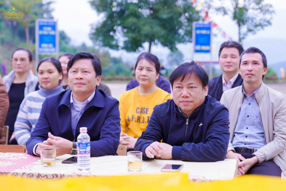 Phó chủ tịch UBMTTQ huyện Minh Hoá - Ông Đinh Minh Đấu (ngồi hàng trên cùng, bên phải) và Thầy hiệu trưởng trường PTDT bán trú, TH&THCS số 2 Trọng Hóa (ngồi hàng trên cùng, bên trái) tham dự chương trình
