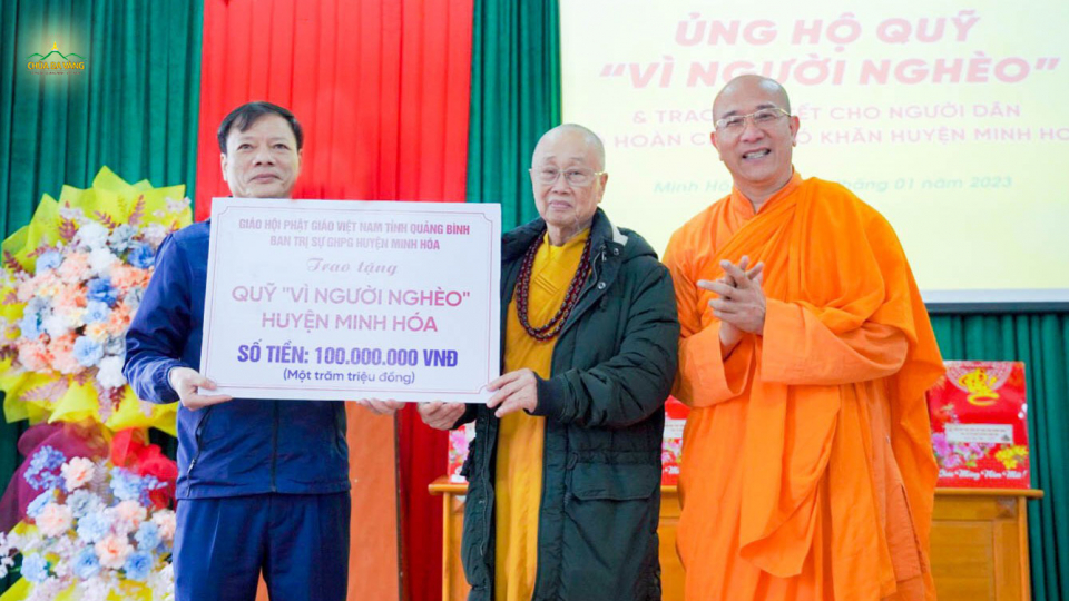 Ông Nguyễn Cảnh Tuấn - Ủy viên BTV Chủ tịch MTTQ huyện Minh Hóa đón nhận phần quà ủng hộ của BTS GHPG huyện Minh Hóa