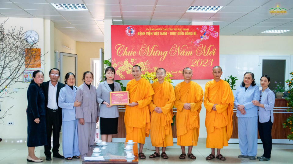 Đại diện lãnh đạo bệnh viện đón nhận phần quà dành tặng các bệnh nhân đang điều trị chạy thận tại bệnh viện Việt Nam Thụy Điển, TP. Uông Bí