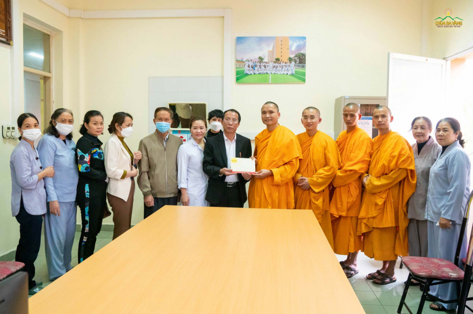 Ông Đồng Thế Linh - Trưởng phòng hành chính quản trị bệnh viện Việt Nam Thụy Điển đại diện đón nhận phần quà của chùa Ba Vàng