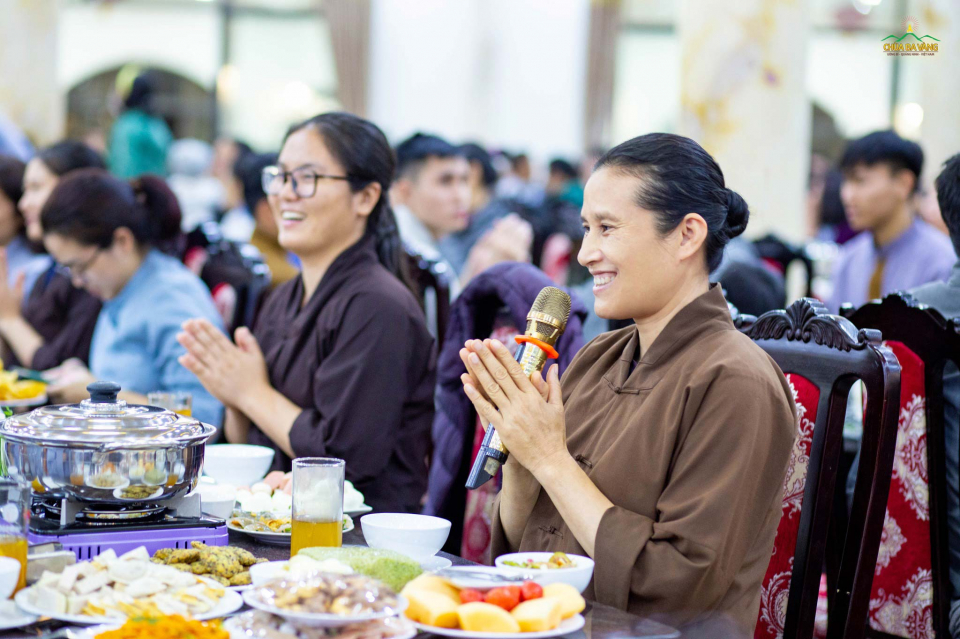 Phật tử Phạm Thị Yến (Tâm Chiếu Hoàn Quán) chia sẻ với đại chúng trong bữa tiệc tất niên vừa qua