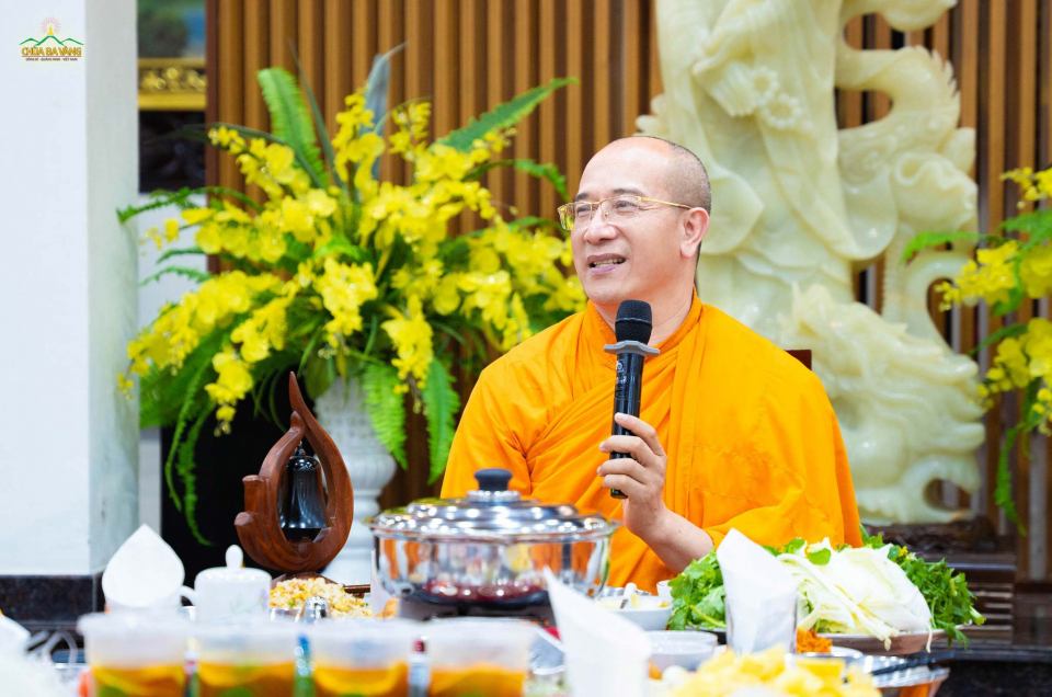 Sư Phụ Thích Trúc Thái Minh chia sẻ, chúc sức khỏe và chúc mừng năm mới đến toàn thể đại chúng