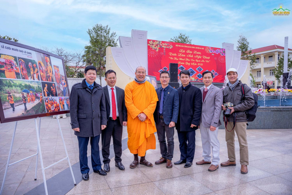 Sư Phụ Thích Trúc Thái Minh chụp ảnh lưu niệm cùng các vị lãnh đạo, các vị đại biểu tại chương trình “Khai mạc Hội báo Xuân Quý Mão 2023”