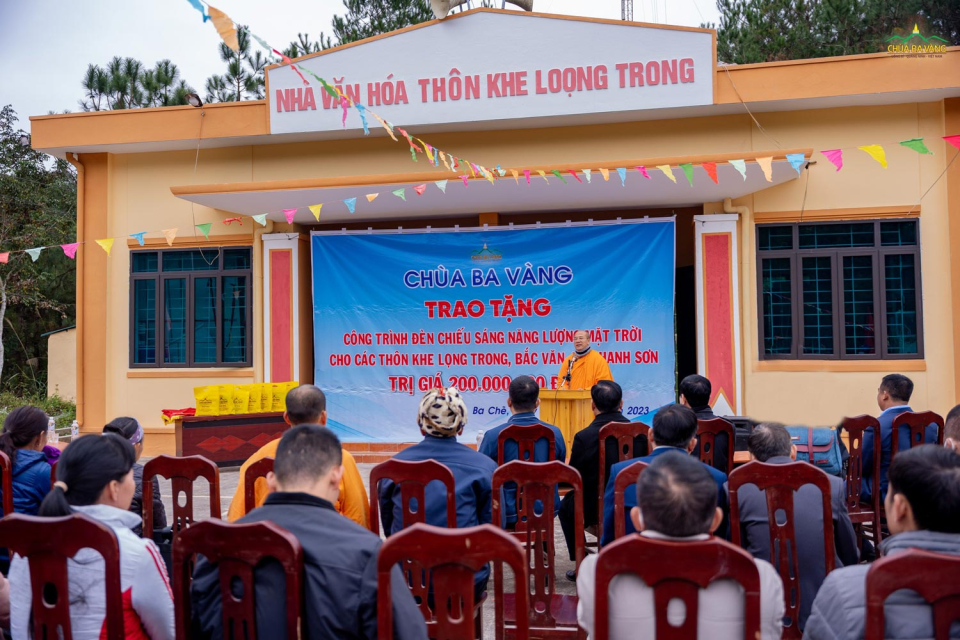 Sư Phụ Thích Trúc Thái Minh phát biểu trong buổi trao tặng Công trình đèn chiếu sáng năng lượng mặt trời tại thôn Khe Loọng Trong, xã Thanh Sơn, huyện Ba Chẽ