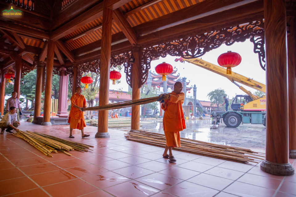 Chư Tăng chùa Ba Vàng tham gia phận sự trang trí Tết tại khu vực dãy hành lang La Hán