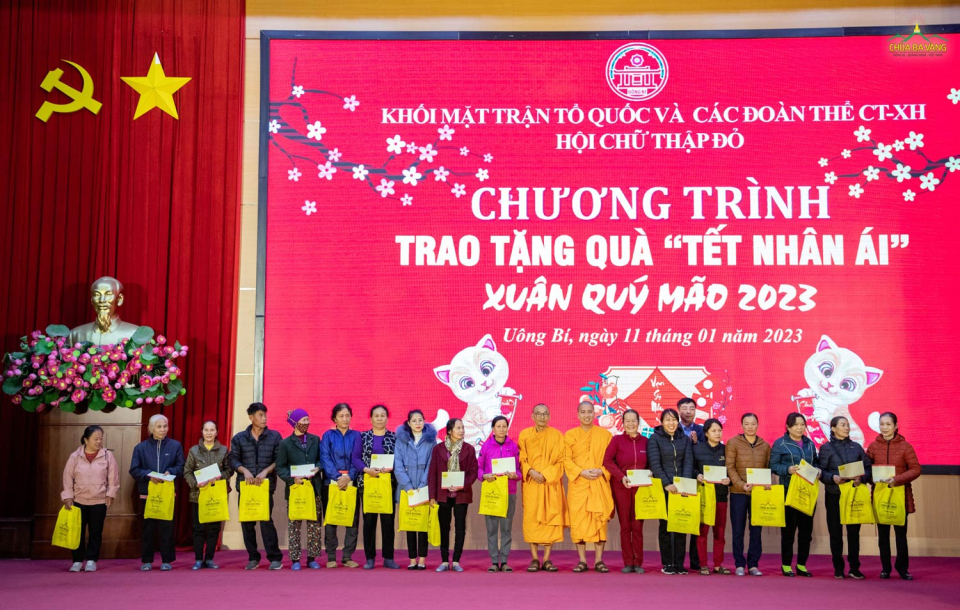Chư Tăng chùa Ba Vàng tham dự chương trình trao quà “Tết nhân ái” xuân Quý Mão 2023