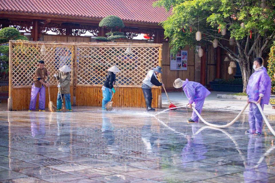 Sân chính điện sẽ được các Phật tử lau dọn sạch sẽ để đón năm mới sang