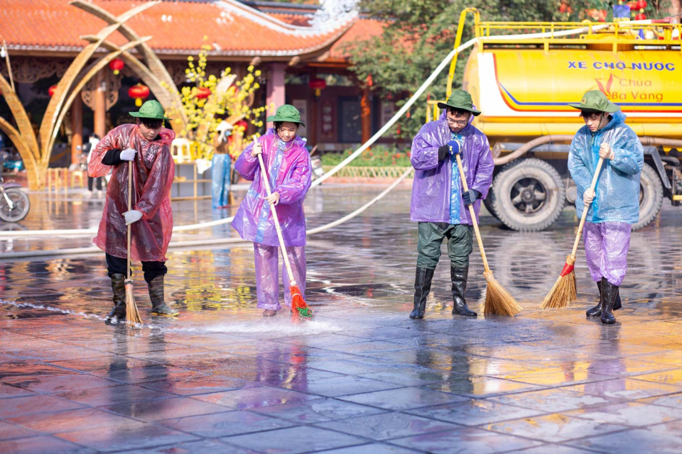 Trên tinh thần lục hòa, các Phật tử cùng hỗ trợ nhau làm sạch sân chùa
