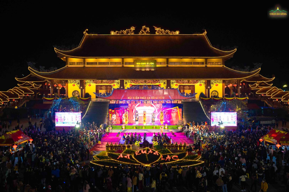 Chương trình vui xuân cùng Phật Pháp được tổ chức tại sân Chính Điện chùa Ba Vàng với đông đảo quý nhân dân và Phật tử tham dự