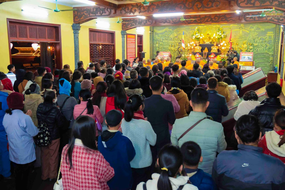 Lễ dâng hương tri ân các anh hùng liệt sĩ được tổ chức tại đền thờ các anh hùng liệt sĩ tại chùa Ba Vàng
