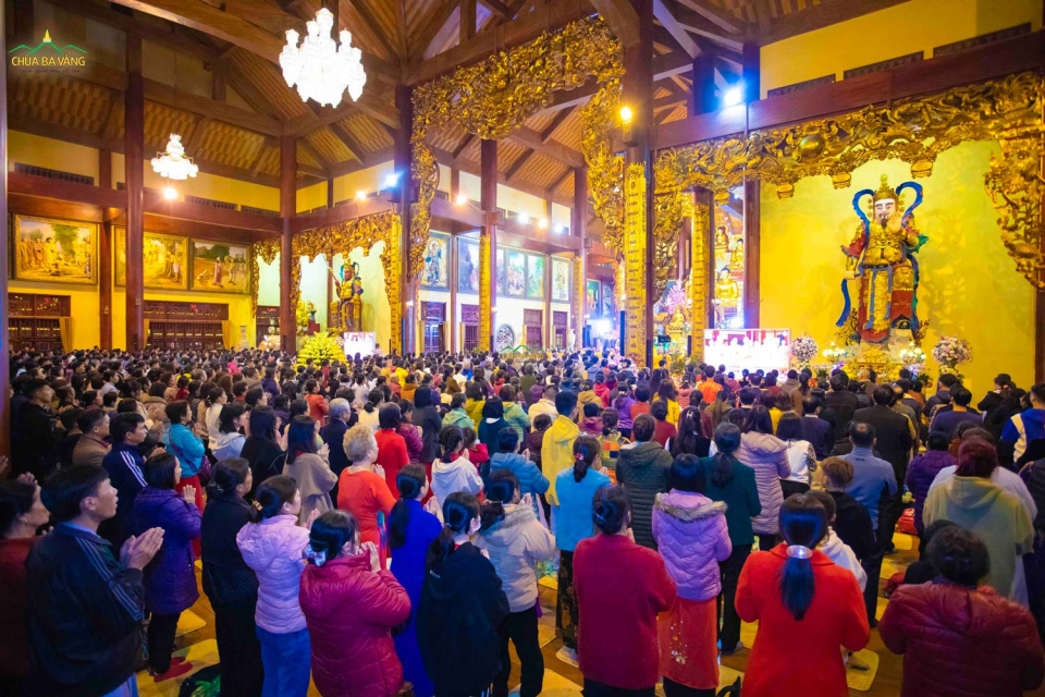 Đông đảo nhân dân, Phật tử tham dự Lễ đón giao thừa - Chào xuân Qúy Mão 2023