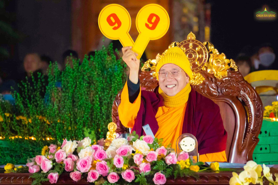 Sư Phụ Thích Trúc Thái Minh chấm điểm cho phần trả lời câu hỏi của các đội chơi trong chương trình vui xuân cùng Phật Pháp