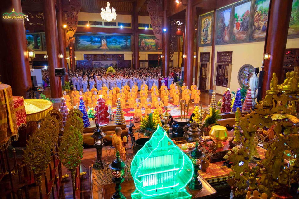 Trang nghiêm thời khóa sám hối cuối năm Nhâm Dần tại chùa Ba Vàng