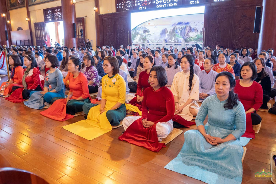Những người con Phật lắng nghe Sư Phụ chỉ dạy về việc tu tập