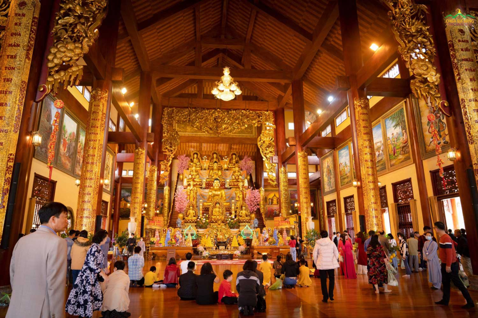 Đầu xuân năm mới, nhiều du khách về chùa Ba Vàng tham quan, lễ Phật