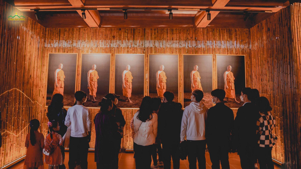 Hình ảnh những bước chân hành thiền của Sư Phụ trụ trì Thích Trúc Thái Minh được trưng bày trong khu 