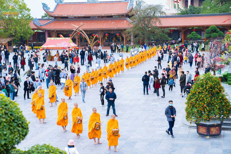 Lễ đặt bát cúng dường chư Tăng có sự tham gia của đông đảo nhân dân, Phật tử thập phương