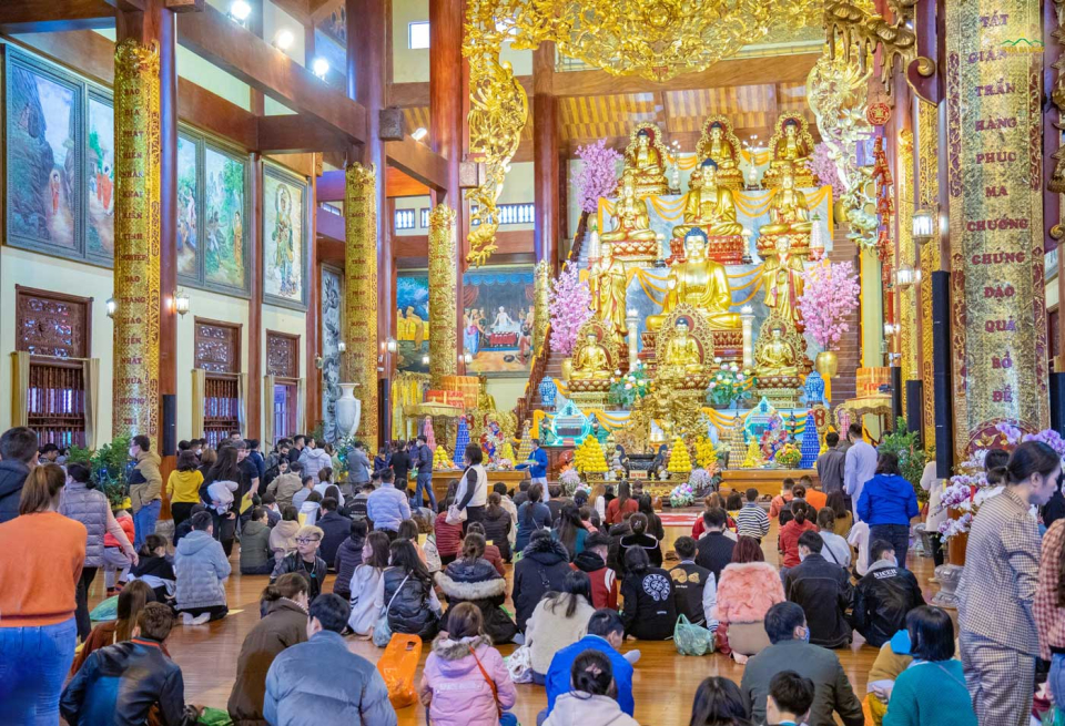Tại Chính điện chùa Ba Vàng, nhân dân, du khách thành tâm chiêm bái lễ Phật và nguyện cầu cho một năm mới bình an