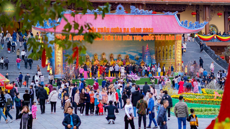 Tại khu vực sân Chính điện, rất đông du khách chiêm bái và lễ Phật, nguyện cầu những điều tốt lành nhân dịp đầu xuân năm mới