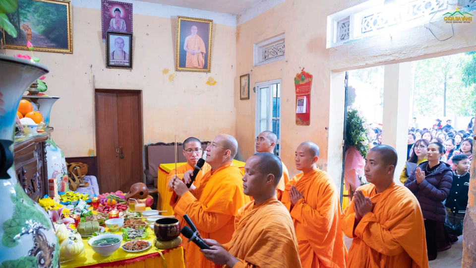Sư Phụ Thích Trúc Thái Minh và chư Tăng tác lễ cầu an tại nhà thân phụ và thân mẫu của Sư Phụ