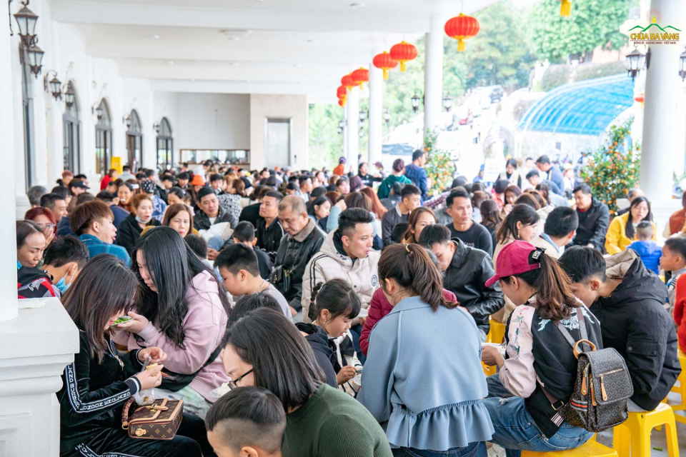 Rất đông du khách thập phương được thưởng thức cơm chay miễn phí khi về chùa Ba Vàng du xuân, lễ Phật