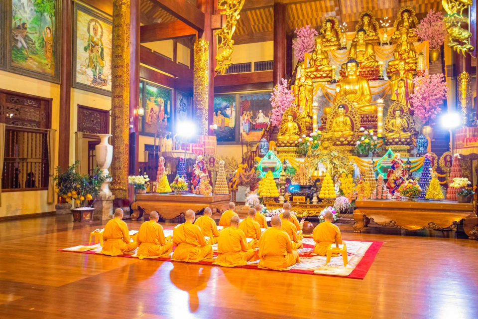 Buổi lễ tụng kinh diễn ra tại ngôi Đại Hùng Bảo Điện chùa Ba Vàng