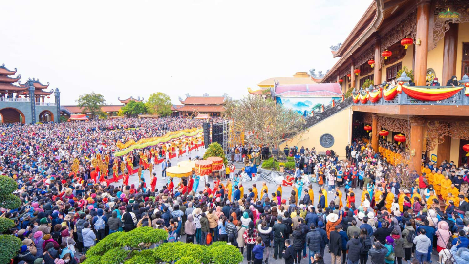 Nhân dân, Phật tử chùa Ba Vàng, cùng đoàn rồng lân cung đón chư Tôn đức Tăng Ni, các vị lãnh đạo khách quý dự lễ khai xuân Quý Mão 2023