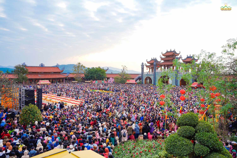 Sáng ngày 08/01/Quý Mão, đông đảo nhân dân, Phật tử thập phương đã về chùa Ba Vàng tham dự lễ khai hội xuân