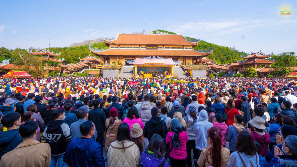 Đông đảo nhân dân, Phật tử tham dự lễ khai xuân cầu quốc thái dân an tại chùa Ba Vàng