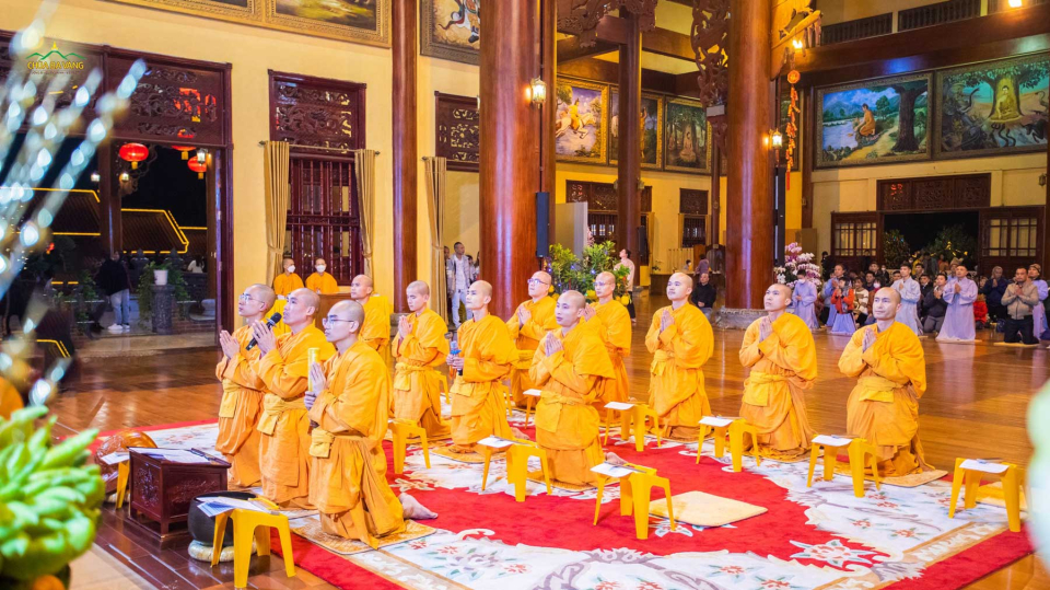 Tại Chính Điện chùa Ba Vàng, chư Tăng tụng kinh cầu an đầu năm để nhân dân, Phật tử thập phương tham dự