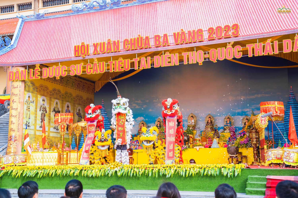 Tiết mục múa lân đặc biệt trong phần mở đầu chương trình