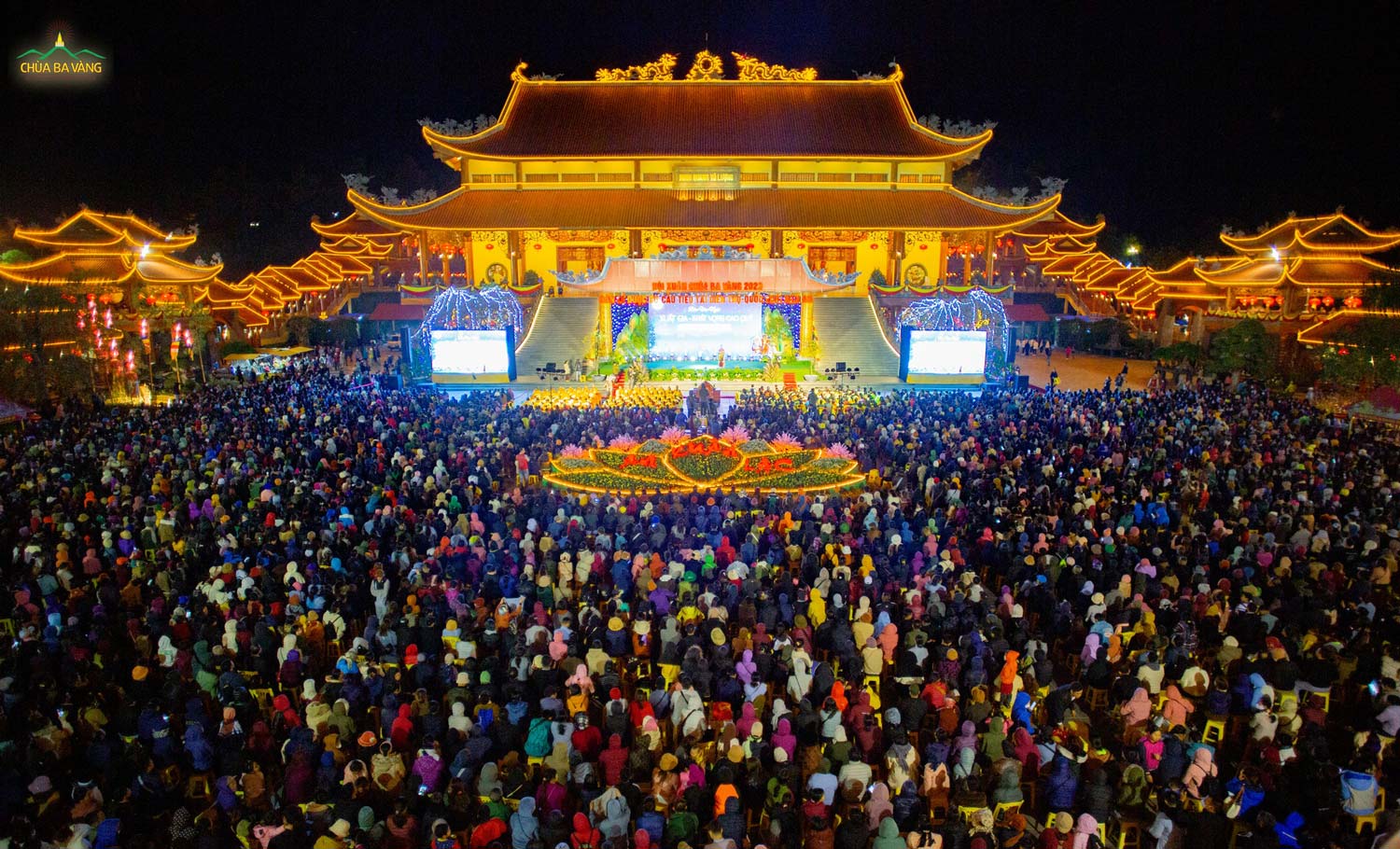   Đông đảo nhân dân, Phật tử tham dự chương trình `Xuất gia - Khát vọng cao quý` tại sân chính điện chùa Ba Vàng  