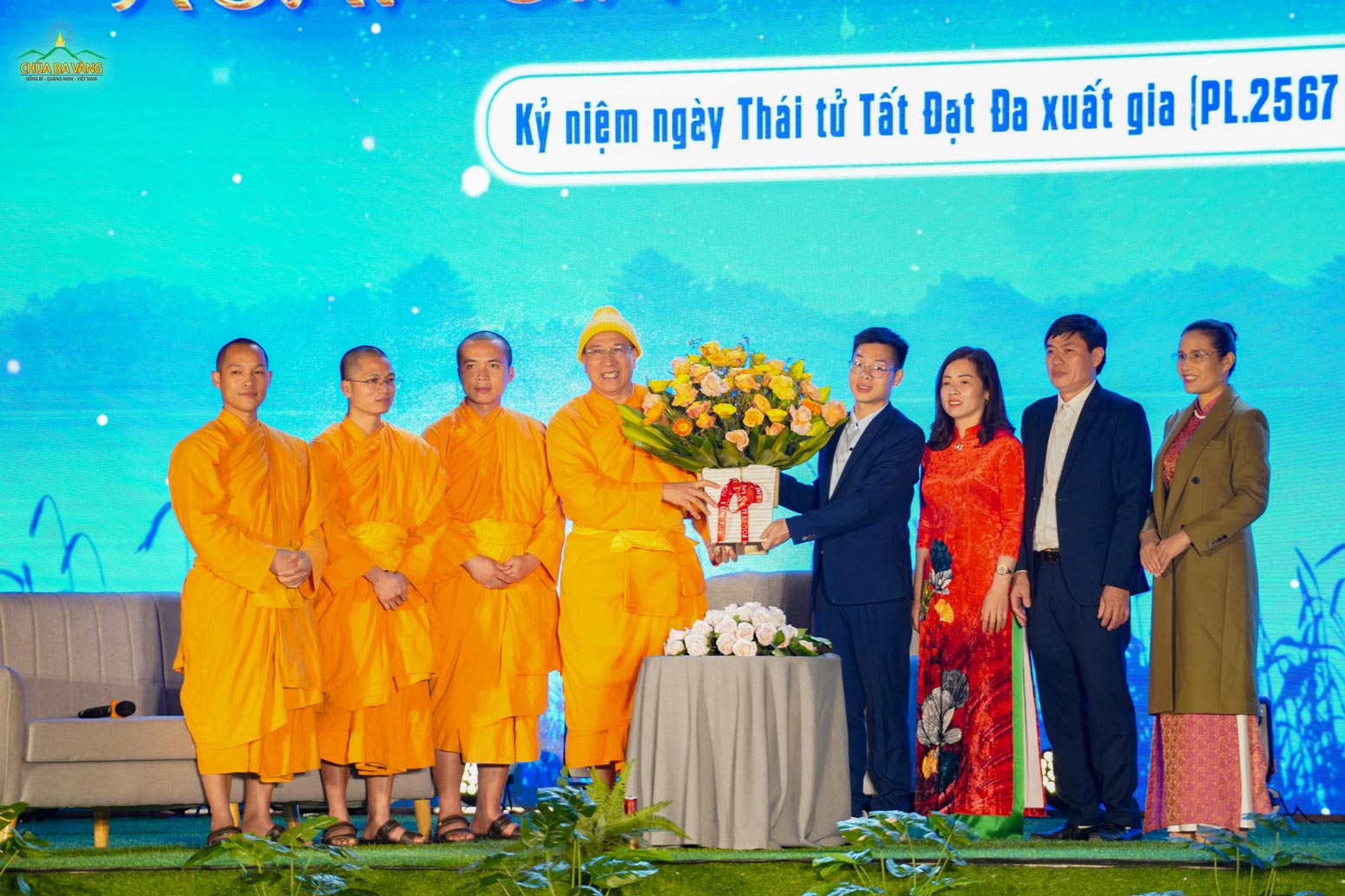 Phật tử Đỗ Đức Minh Hiếu cùng gia đình dâng lẵng hoa tri ân cúng dường Sư Phụ trong đêm văn nghệ kỷ niệm ngày Thái tử Tất Đạt Đa xuất gia